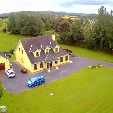 Feriehus Yellow House *